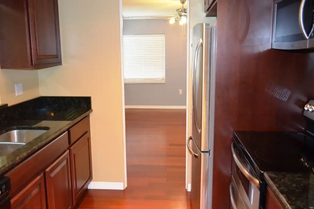 200 S Glenwood Ave – pohled 6