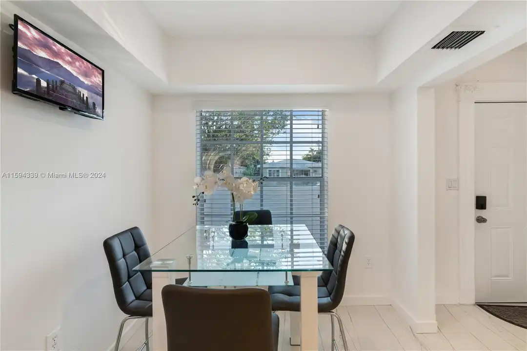 Apartment in Surfside - View 3