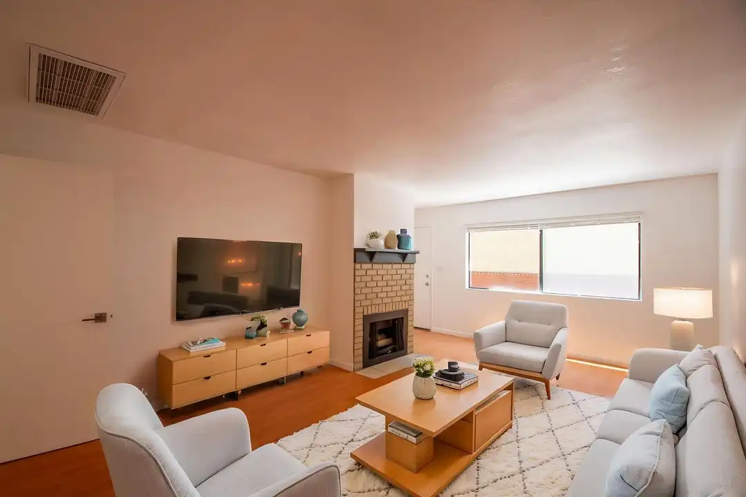 Apartment in Los Angeles, Valley Glen, Greater Valley Glen Neighborhood Council District - View 3