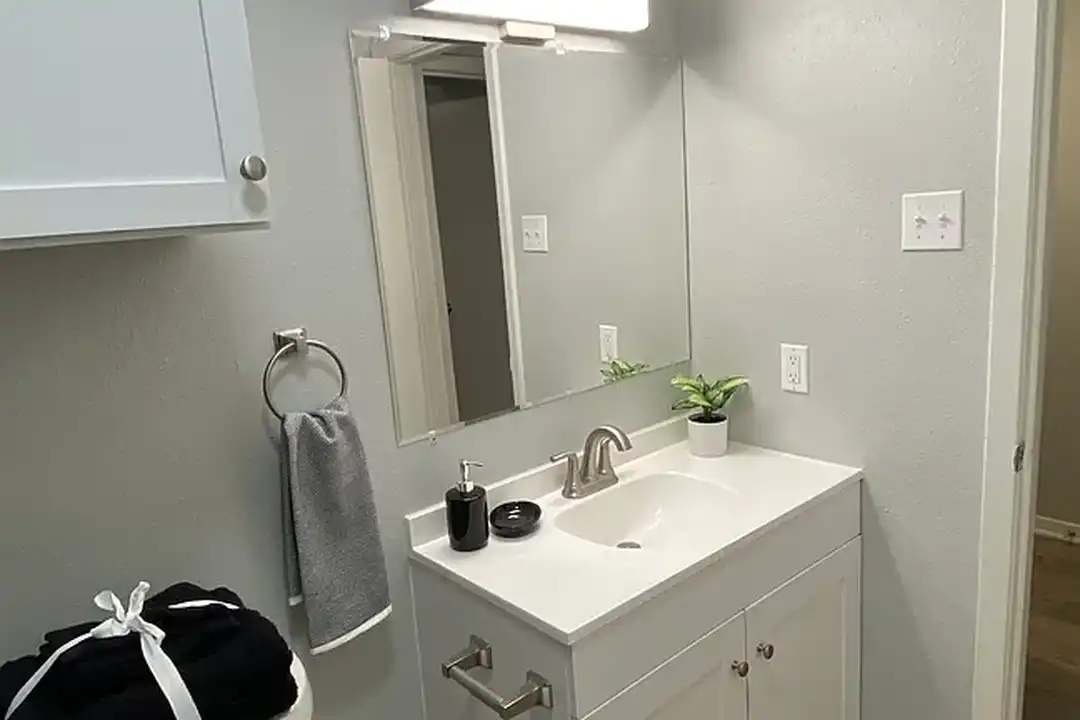 Claridge Apartments - View 4