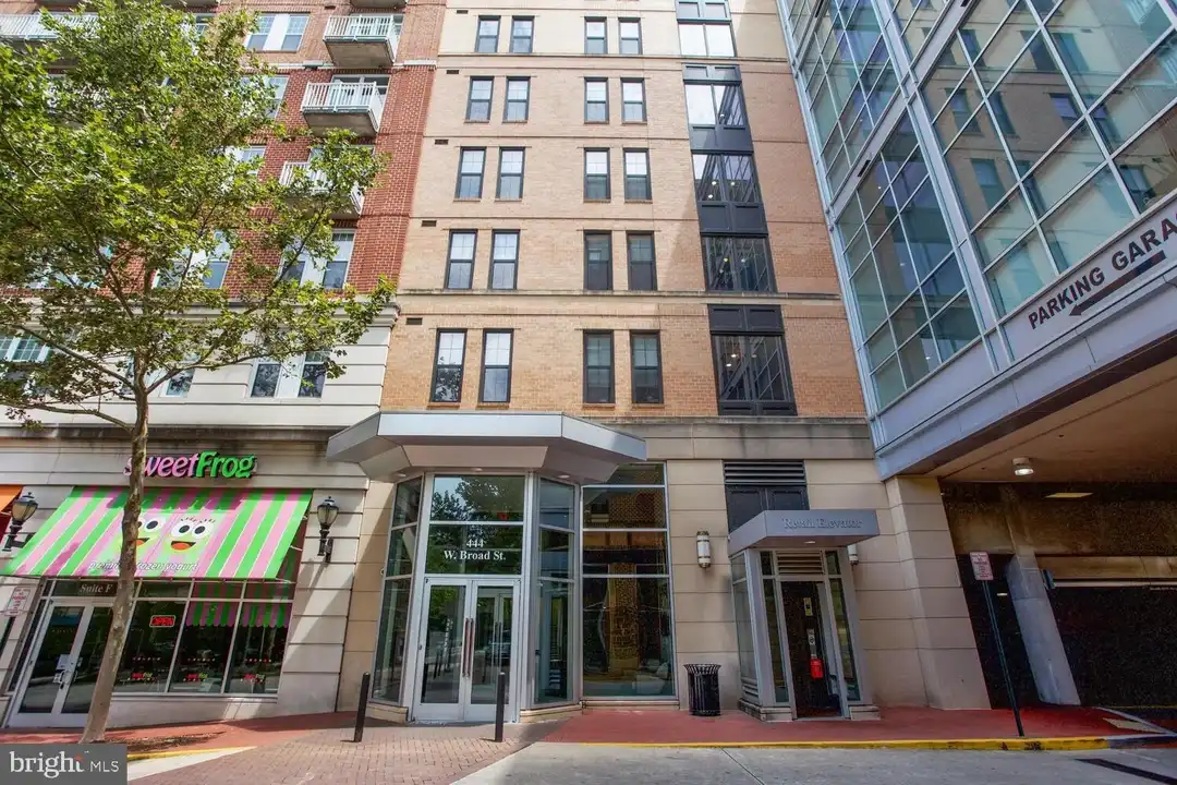 Apartment in Falls Church - View 2