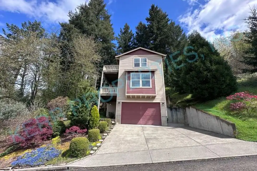 512 SE Espinosa St – photo 1 of 27