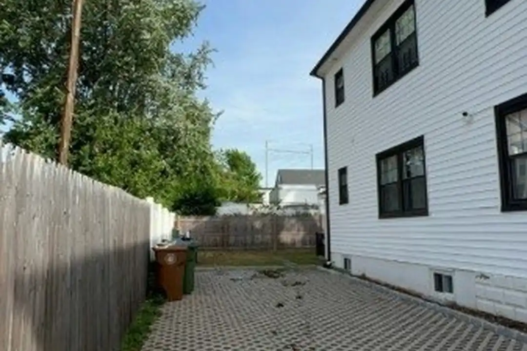 913 Union St #1 - View 2