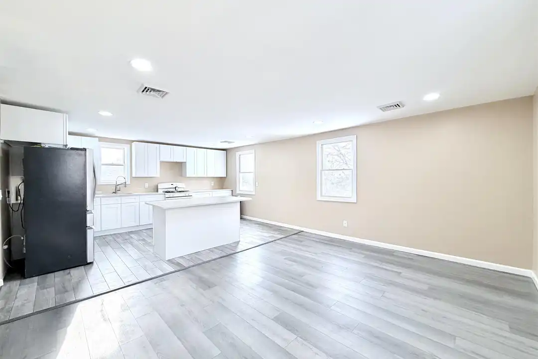 1572 Summit Ave unit 2 - More