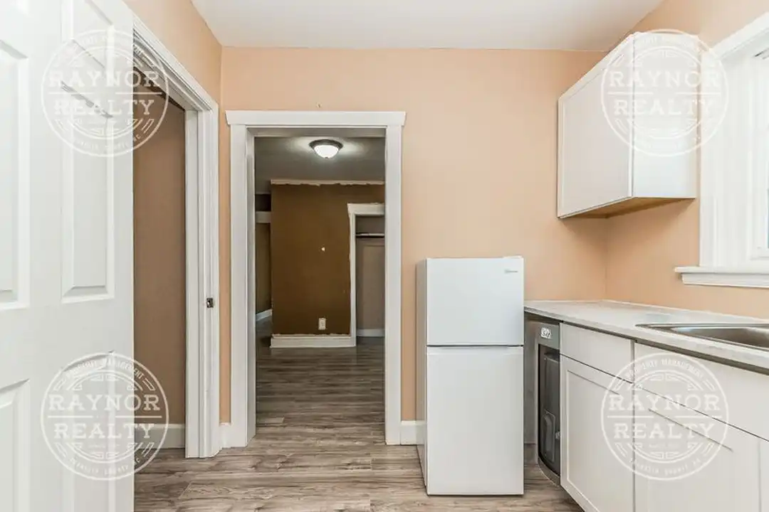 643 Kenwood Ave - More