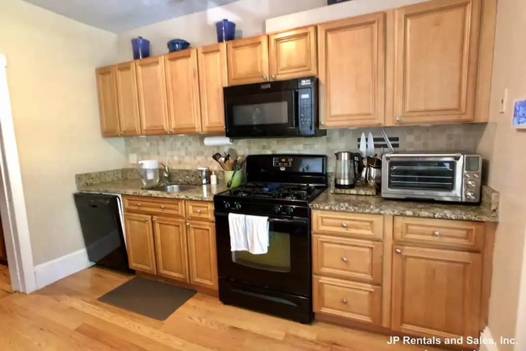 235 Amory St – pohled 2