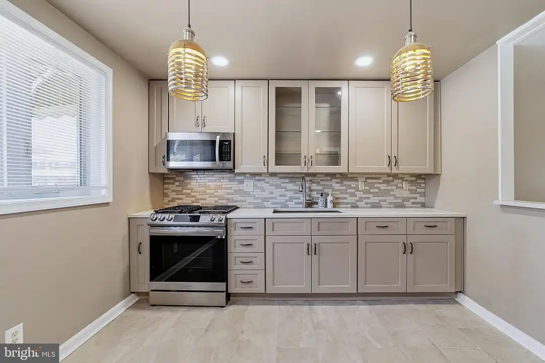 1135 W Thompson St - More
