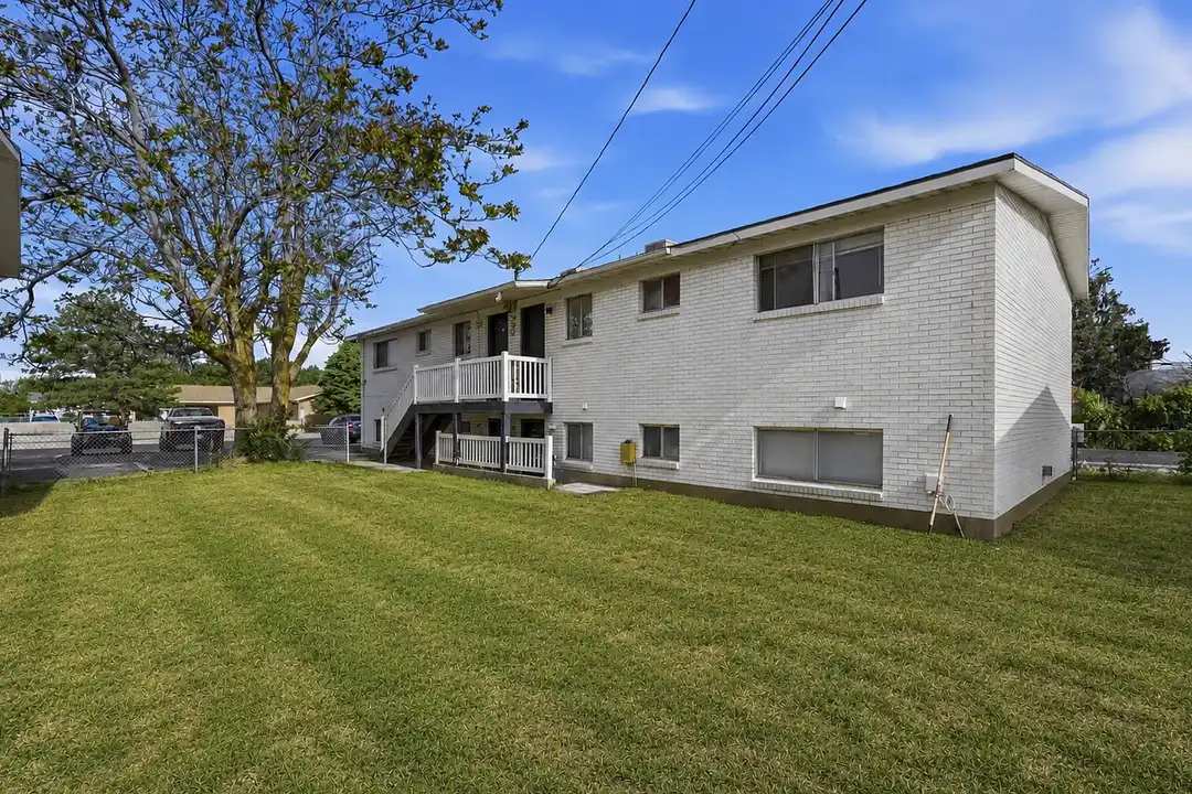 1900 West Apartments - View 4