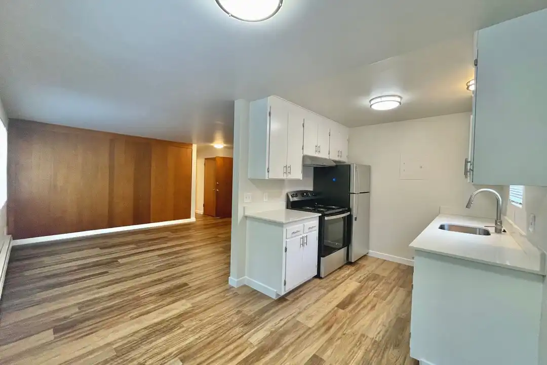 5505 40th Ave NE unit 4 – další