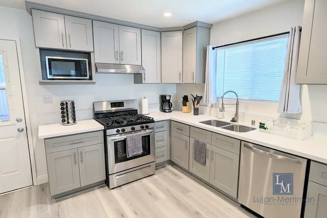 219 Loma Ave unit 7 – photo 1
