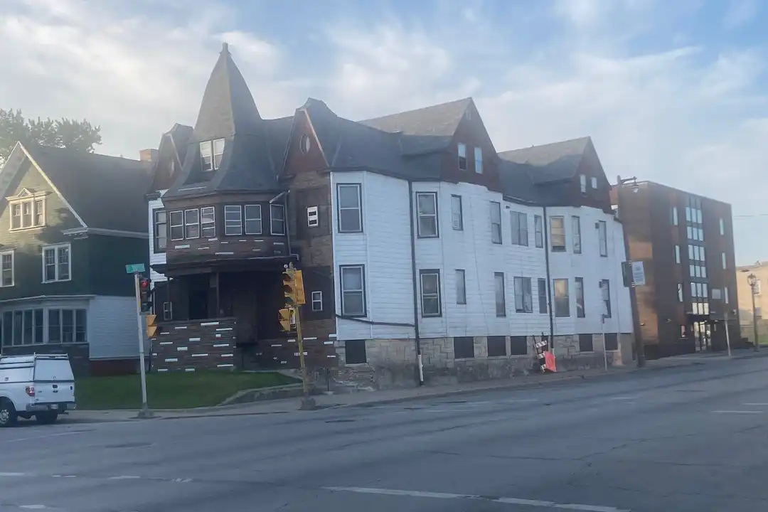 3431 W Kilbourn Ave unit 2 – photo 1 of 9