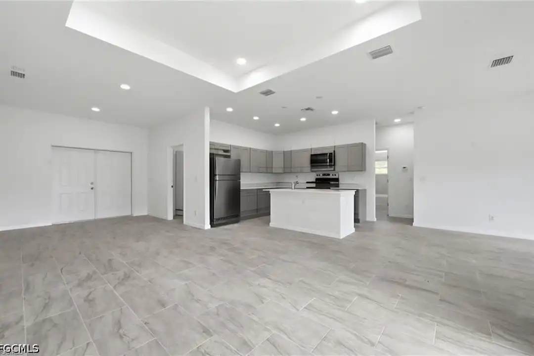 1018 Kent St E - View 5