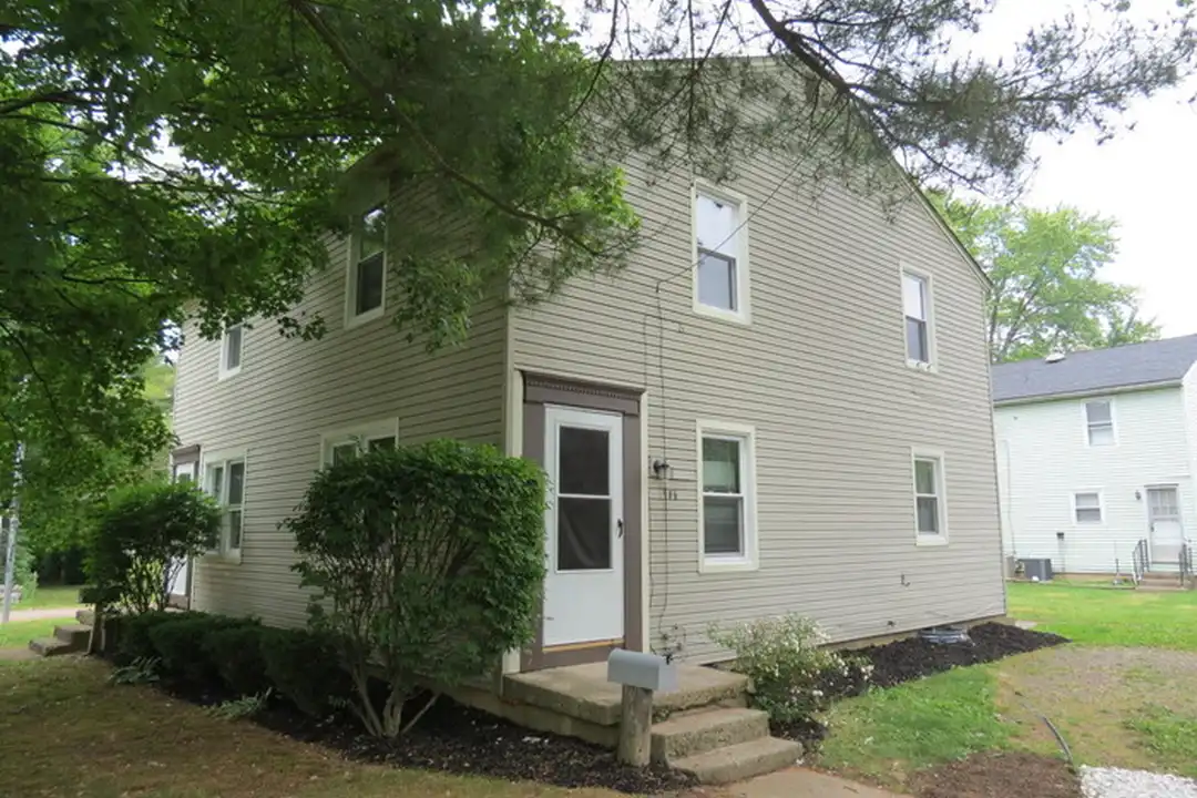 186 College St – photo 1 of 14