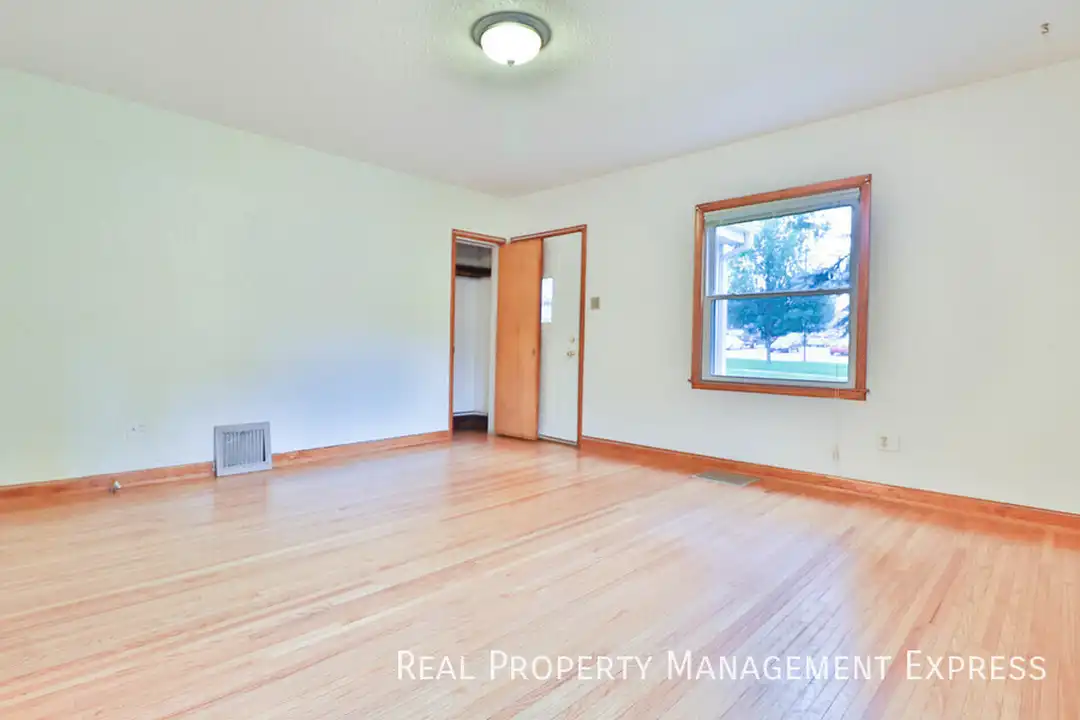 1412 W 17th St - View 6