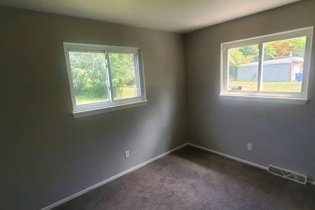 4595 Lee Rd – photo 1