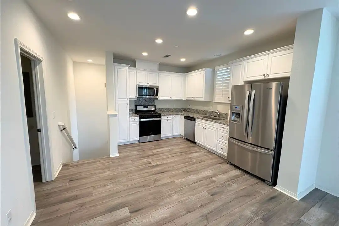 Apartment in Ontario - View 4