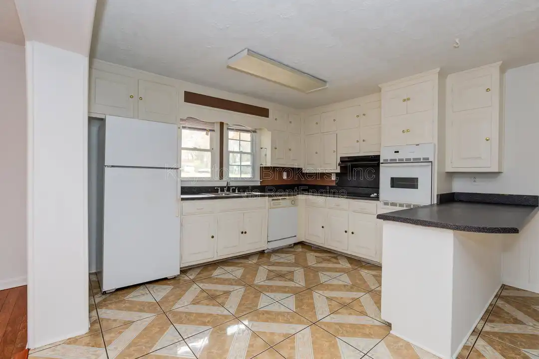 2213 Davis Rd SW - More