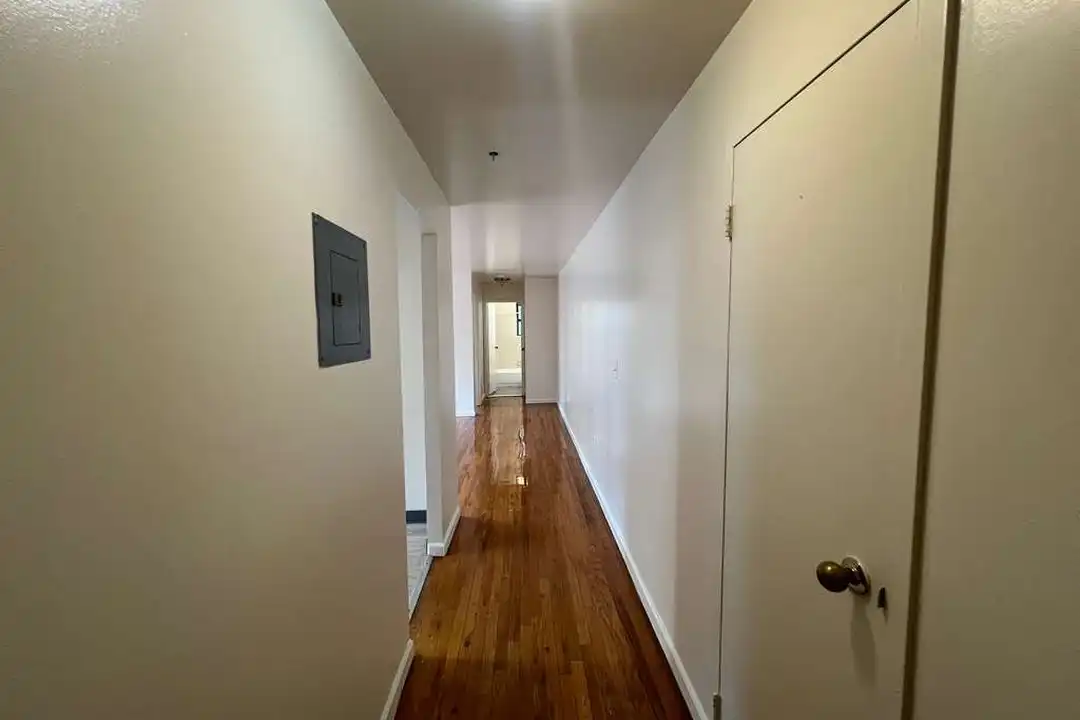 Apartment in Newark - View 3