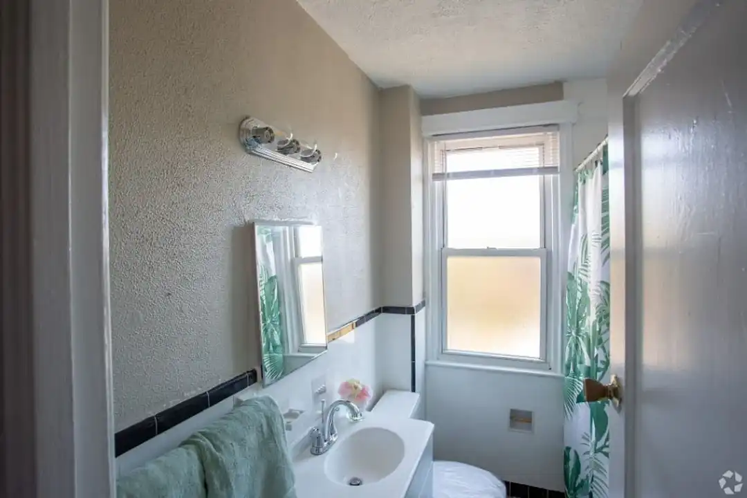 Parkwood Manor Apartments – photo 1 of 15