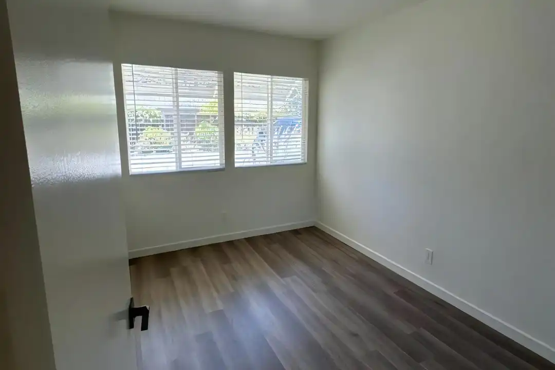 516 E Oak St - View 6