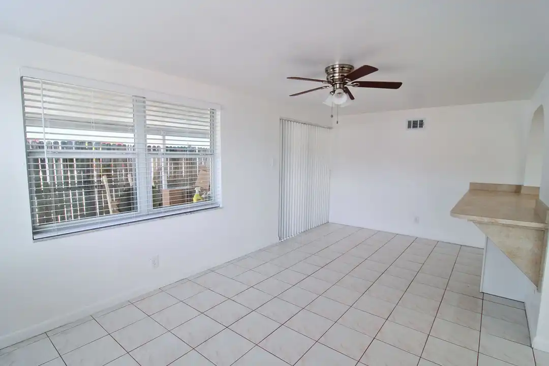 3403 W St Louis St – další