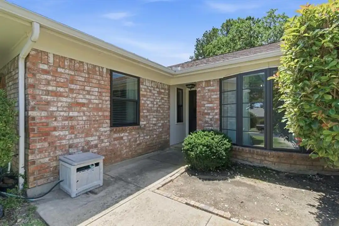 720 Huntwich Dr - More