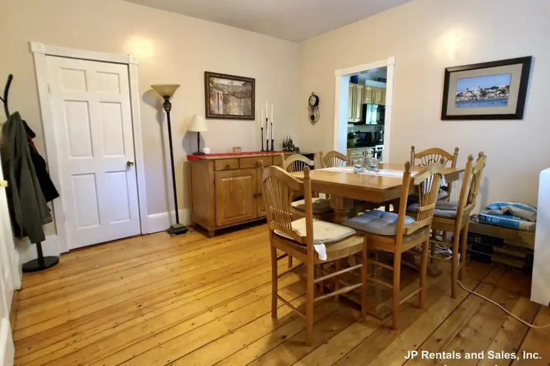 235 Amory St – pohled 4