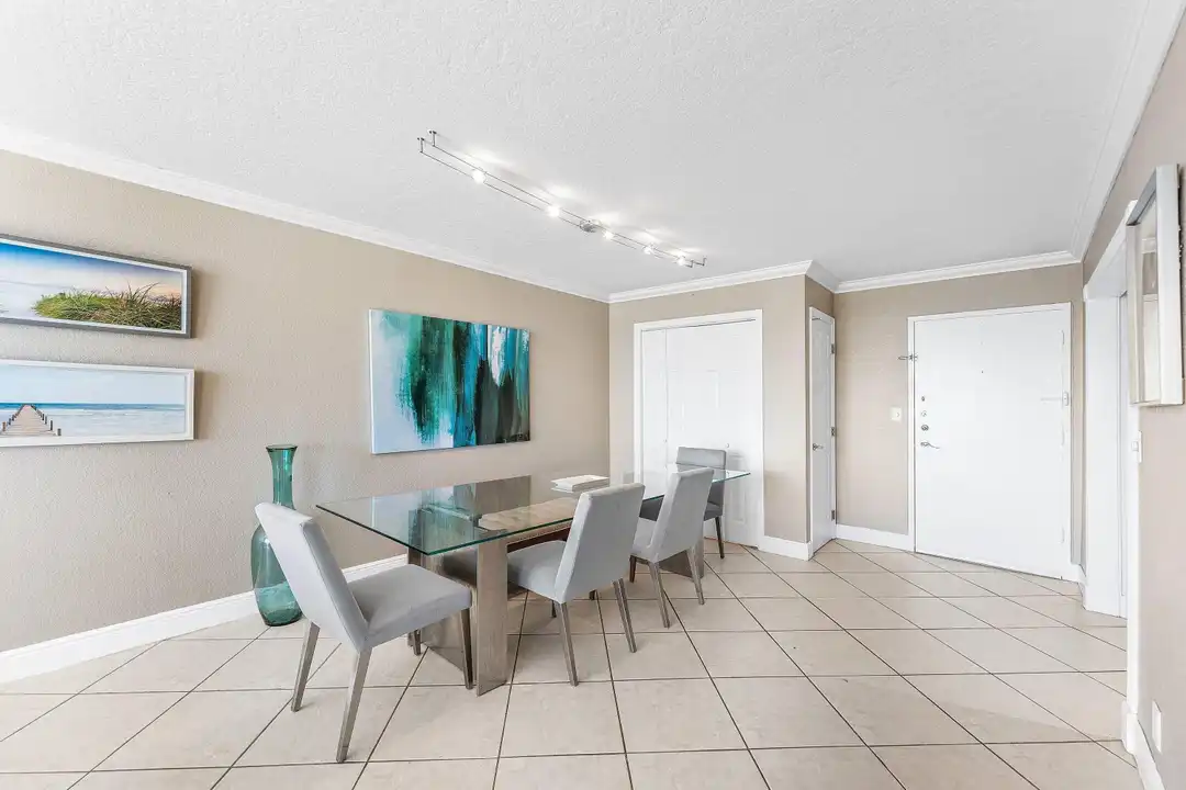 Apartment in Hollywood - View 4