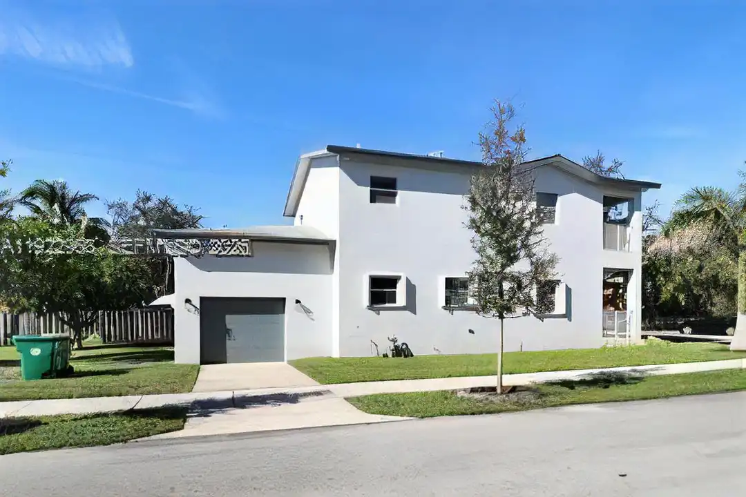 5610 SW 43rd St - View 2