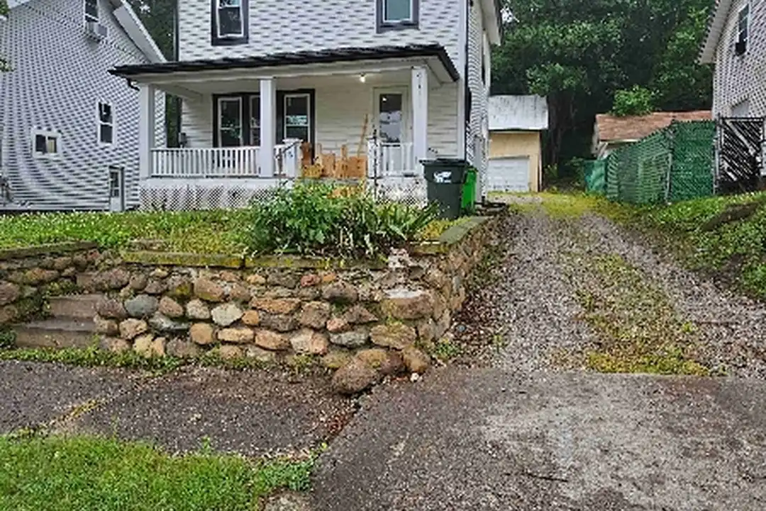 330 1/2 Spring St – photo 1 of 18