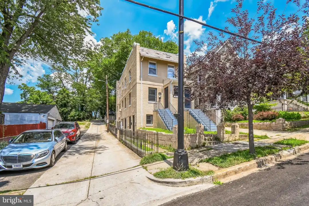 1608 W St SE – photo 1