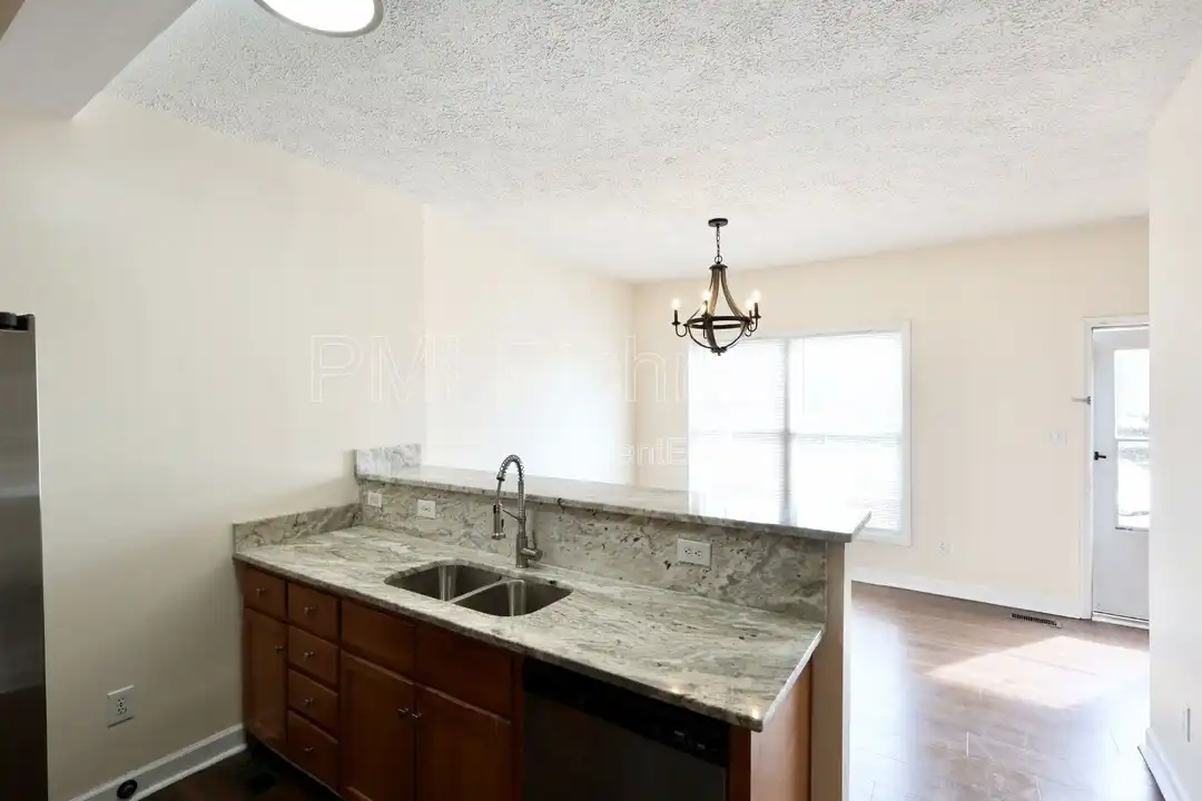 2716 Goyne Loop - More