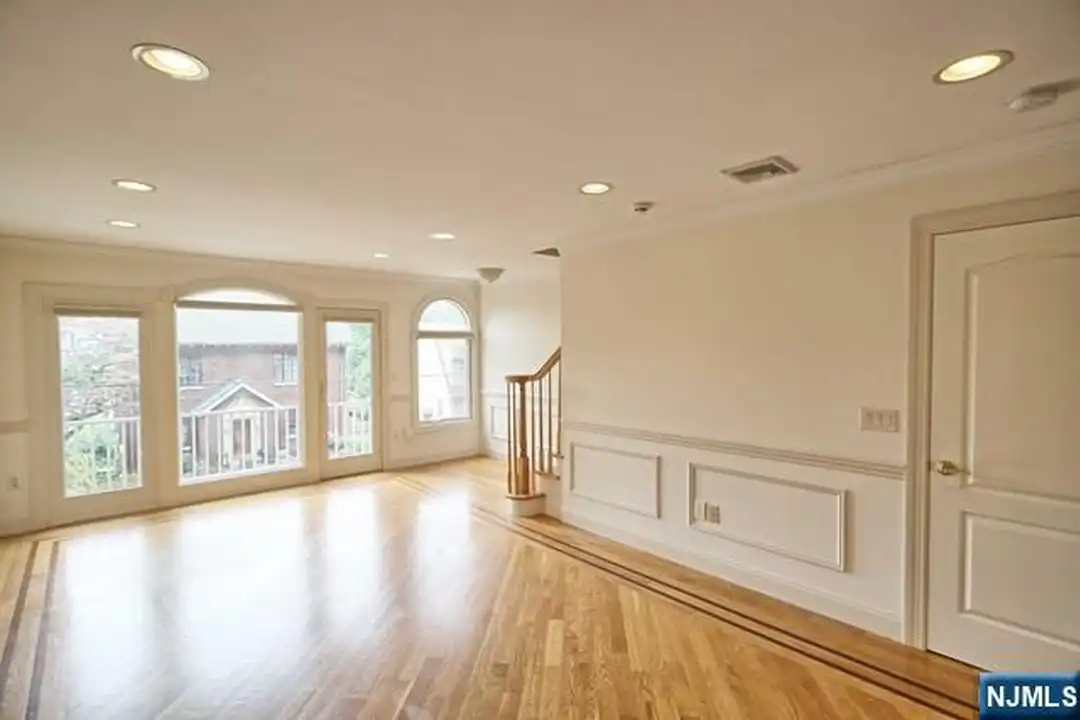 696 Undercliff Ave - View 3