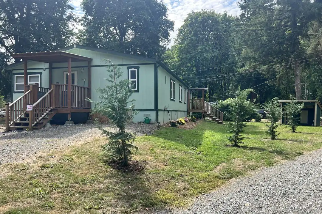 1042 Clubhouse Ln SE - View 5