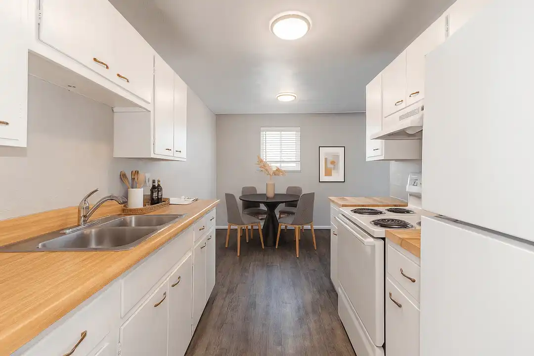 Apartment in Aurora - View 3