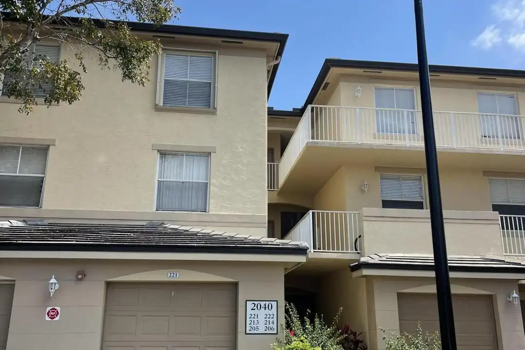 2040 Greenview Shores Blvd unit 221 - View 4