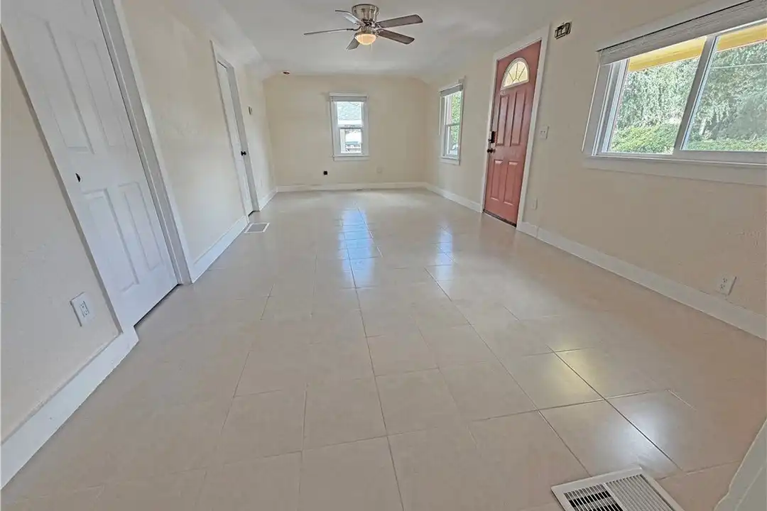 House in Corona - View 3