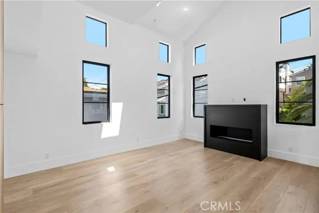 700 Iris Ave unit 1/2 - More