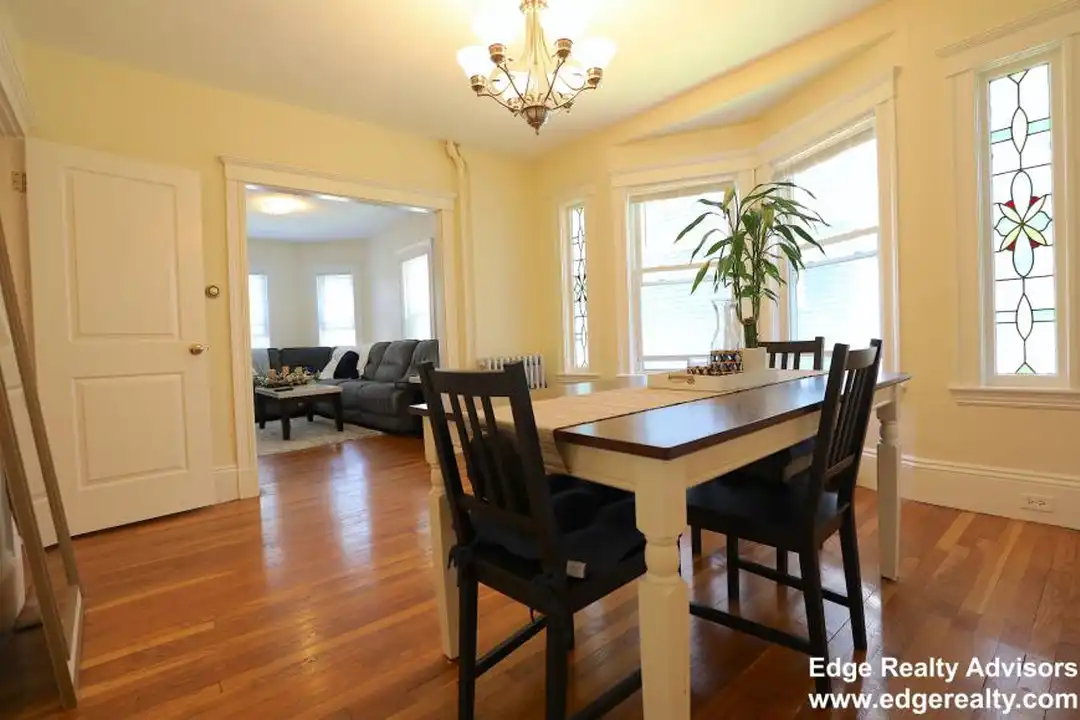 554 Washington St - More