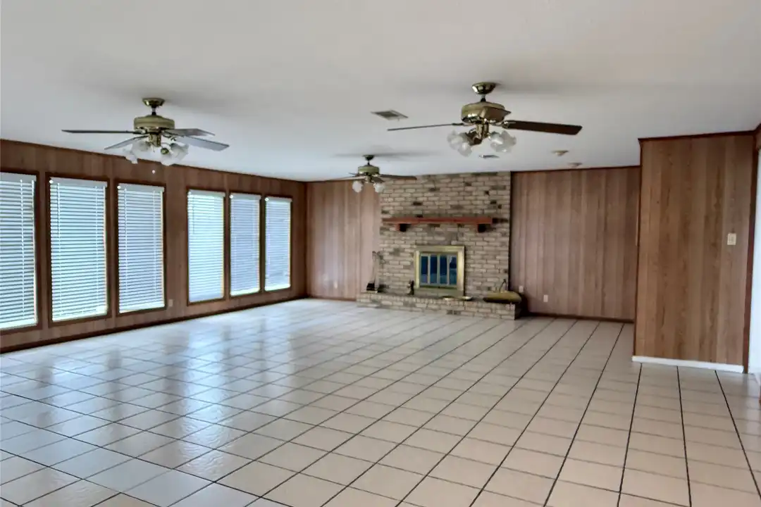 337 W Cattle Dr - More