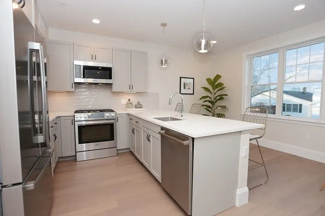 336 Chelsea St unit 5 - View 3
