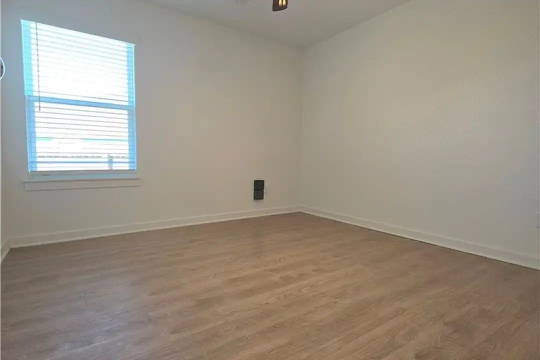 610 W Loren Dr - More