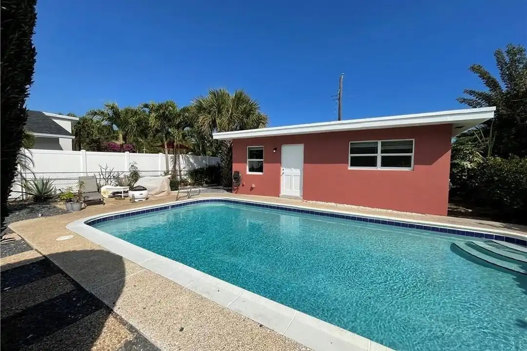 616 NE 11th Ave – photo 1