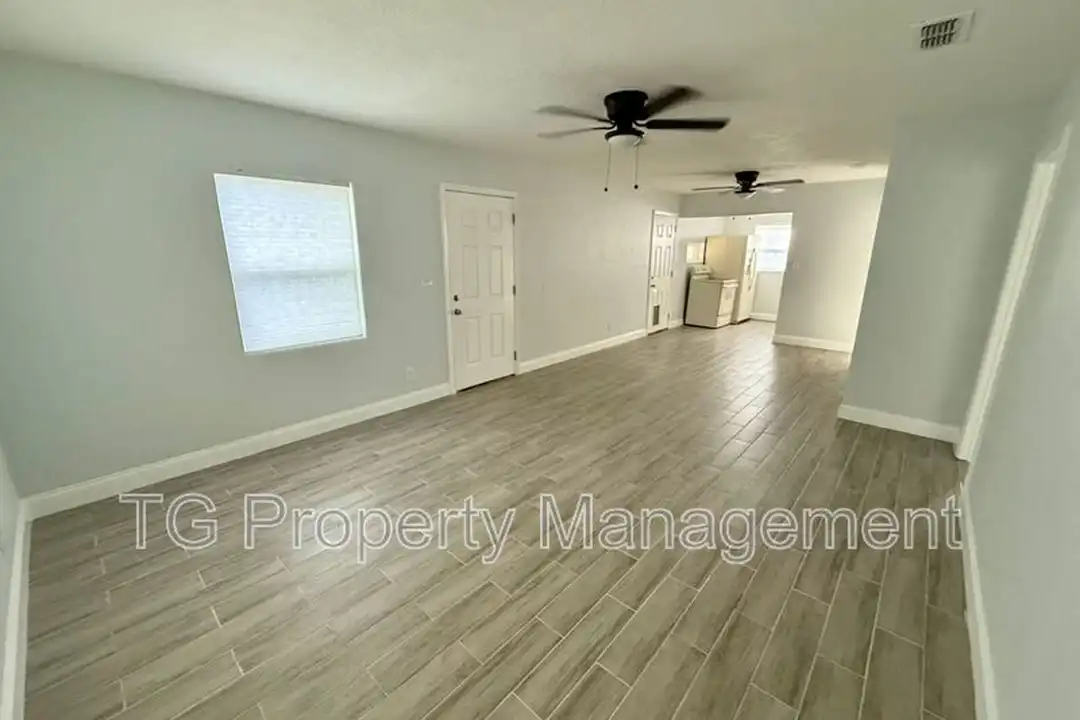 4721 E Castlewood Dr – pohled 4