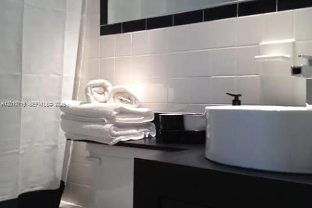 1127 Euclid Ave #205 - More