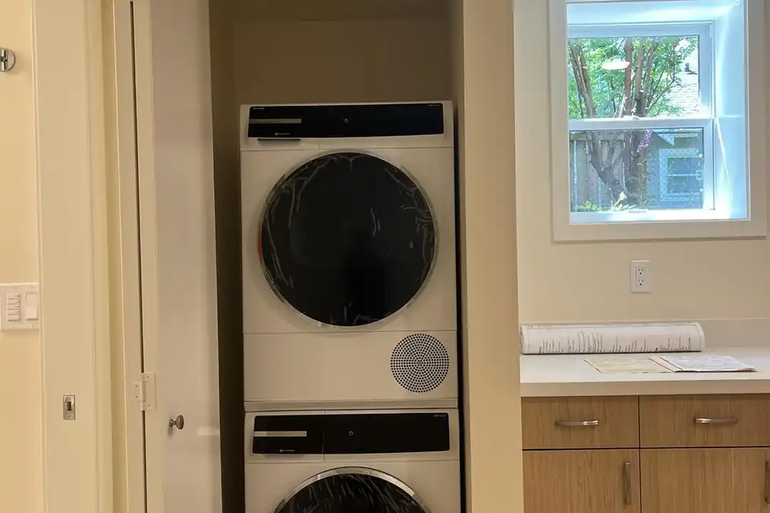 5543 26th Ave NE unit B – další