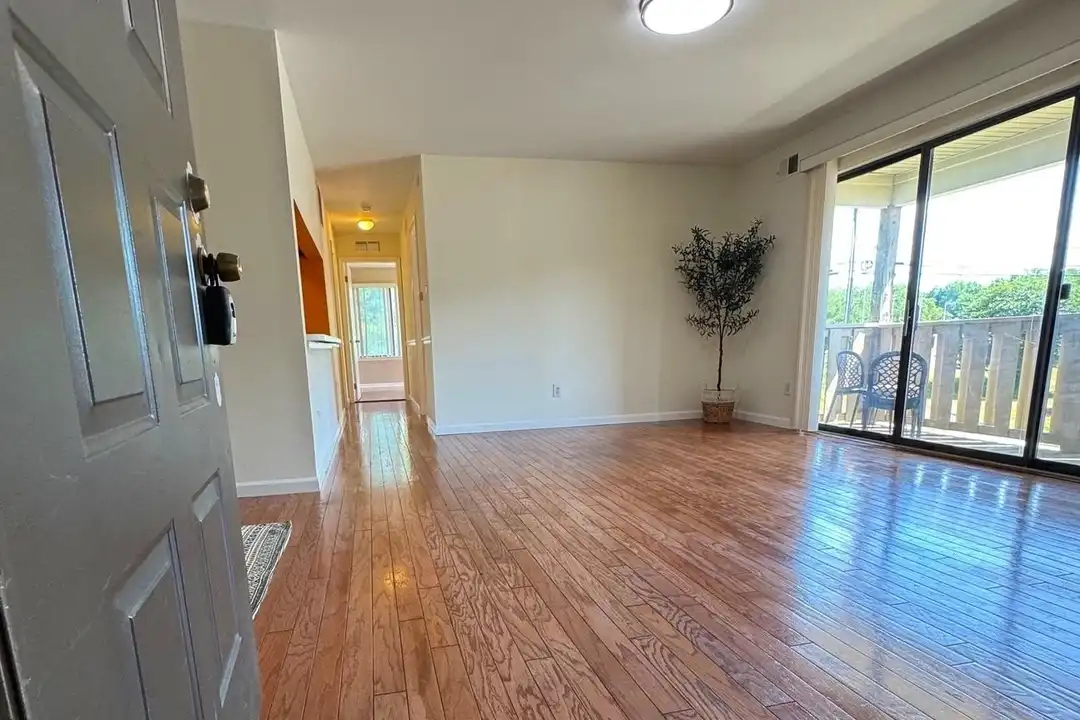 Apartment in Cherry Hill - View 3