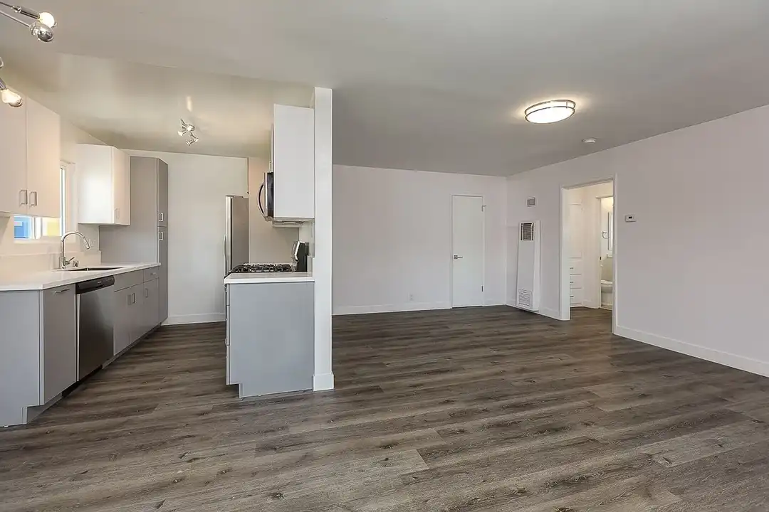 Apartment in Long Beach - View 2