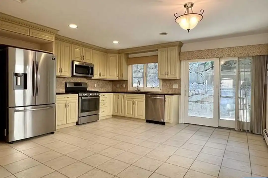 696 Undercliff Ave - View 6