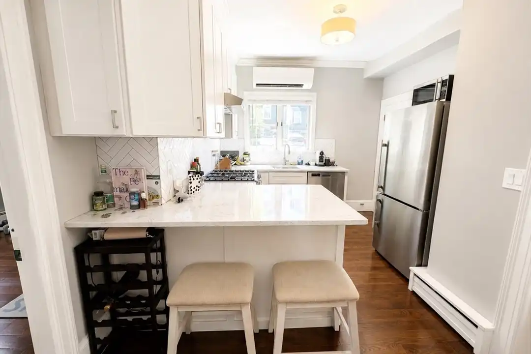 6 Bartlett St unit 2 - View 4